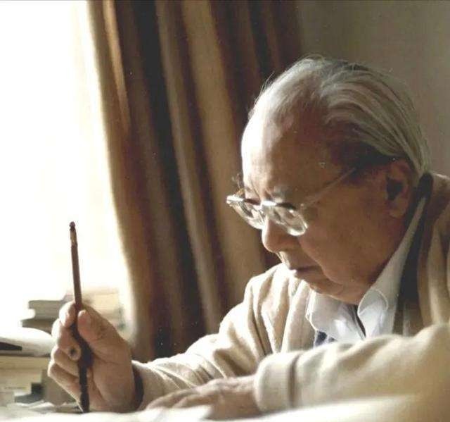 1998年，88岁的钱钟书病逝后，88岁的费孝通对杨绛展开了追求。杨绛发现费老的