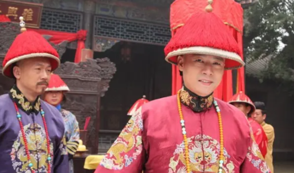 乾隆十三年出台宗室爵位承袭办法，大大降低了嫡子以外诸子袭封爵位的机会，因而一大批