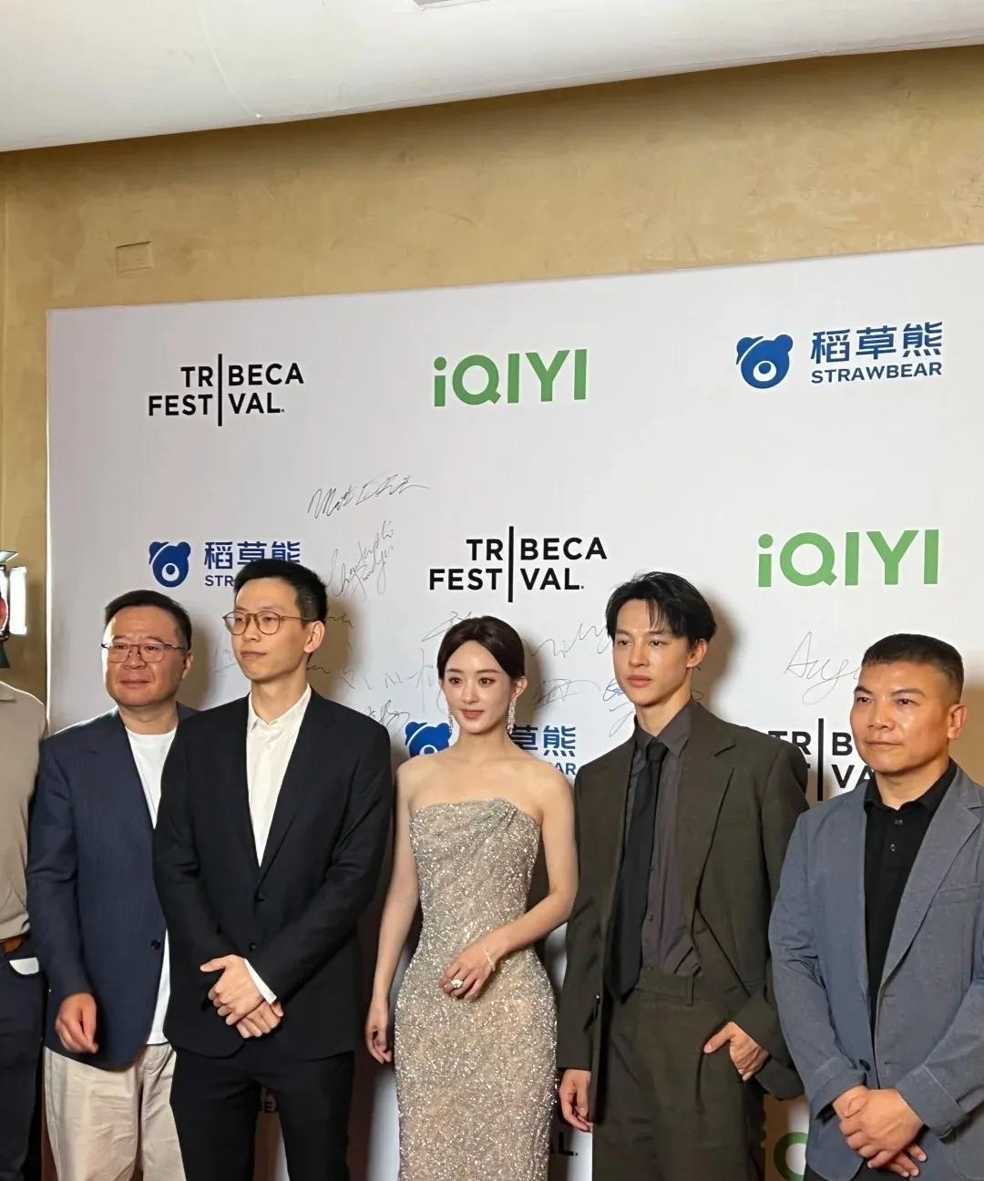 赵丽颖在纽约被偶遇 ！
赵丽颖身着Armani2025春夏高定，携本人出品及领衔
