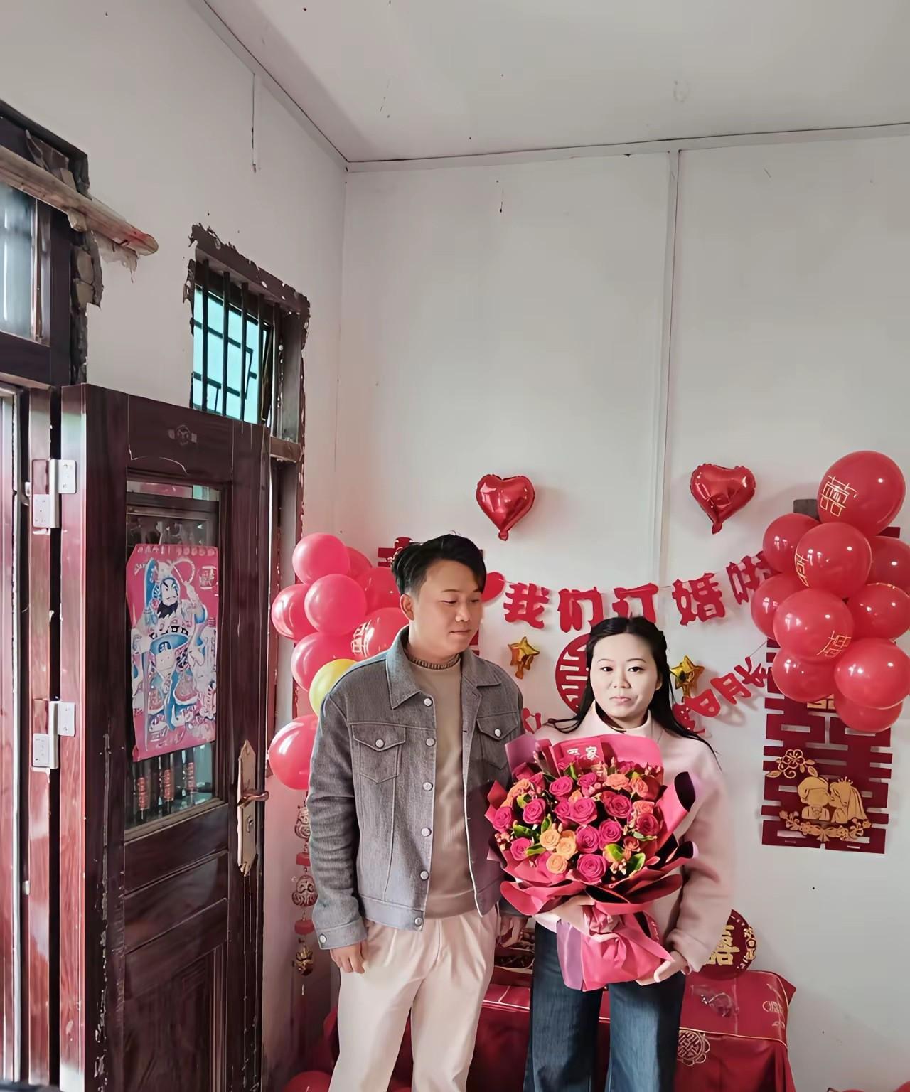 小伙子高兴的一脸幸福的样子！看样子是娶到了自己喜欢的女孩子呀！彩礼15万，你觉得