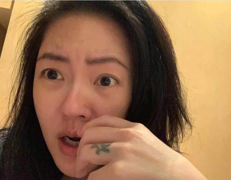万万没想到，
s妈黄春梅也如此叛逆！
小s刚被爆在韩国被网友偶遇，s妈就赶紧连夜