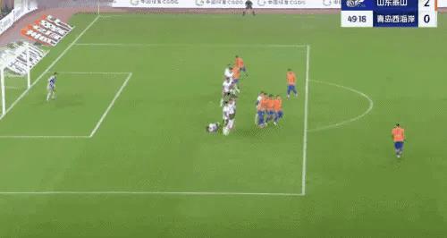 漂亮！克雷桑直接任意球破门，山东泰山2-0领先青岛西海岸。
第49分钟，克雷桑带