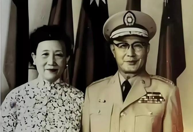 何应钦与夫人同框合影，他是民国第一好丈夫，亲日派，追随蒋介石，一代枭雄，为社会贵