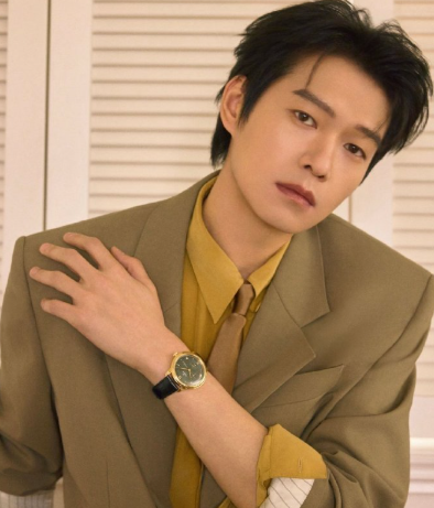 这太平洋宽肩是行走的衣架吧！亮眼颜色配上优越肩线，把造型的利落感拉满，优势突出得