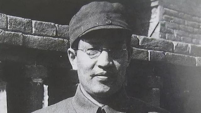 山东八路山头多，谁来掌舵成难题，毛主席调走两个人，扶正罗荣桓