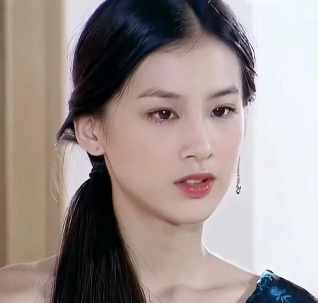 很多人搞不明白黄圣依为什么嫁杨子？
其实原因很简单，
不是为了钱，也不是为了资源