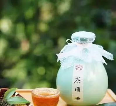 一盏清汤韵未穷，
三杯玉液沐清风。
长宵品罢情犹酽，
不羡珍馐意自融。