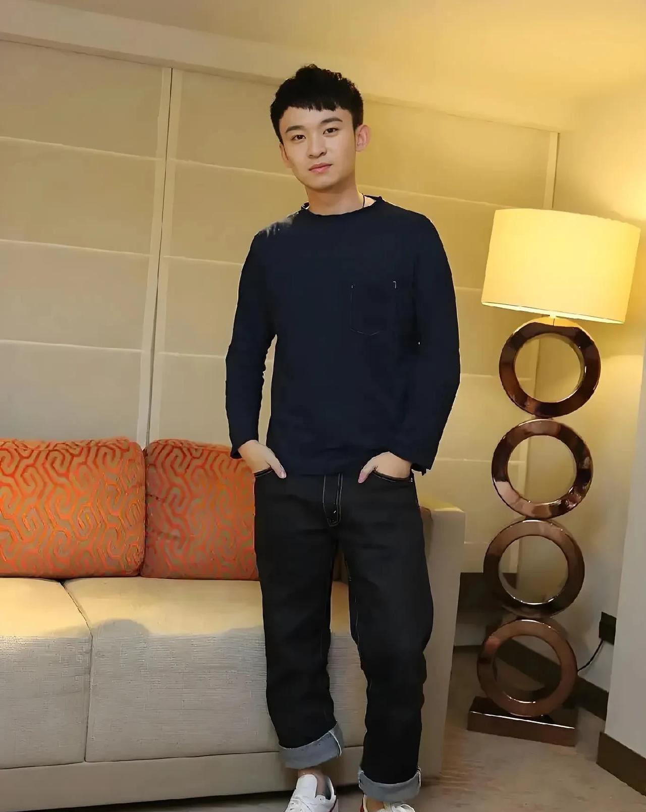 电视剧《蛮好的人生》有一个问题我一直没想明白。
那就是董子健饰演的薛晓舟在医院碰