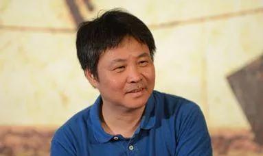 前妻嫌他穷酸甩手，他却转头成中国最贵作家。1985年海盐县文化馆那场寒酸婚礼，新