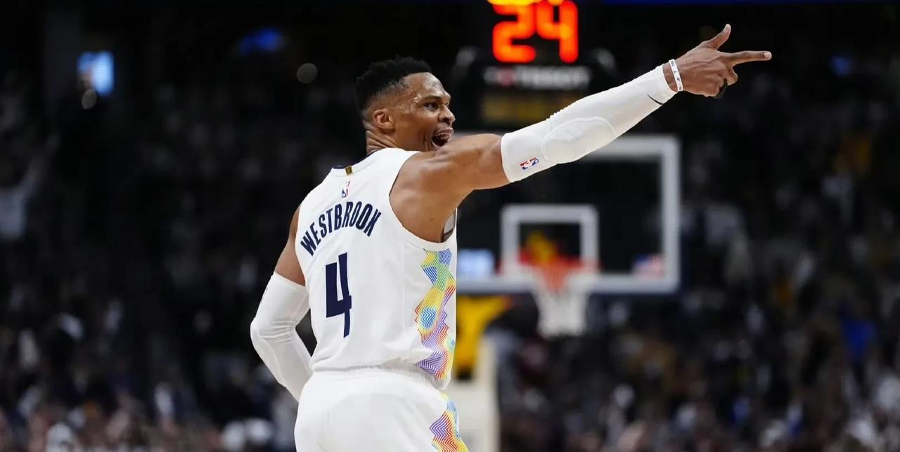 国王队签威少的话必定后悔，他的打法会让球队伤病隐患被放大。
国王队被爆出已经跟威