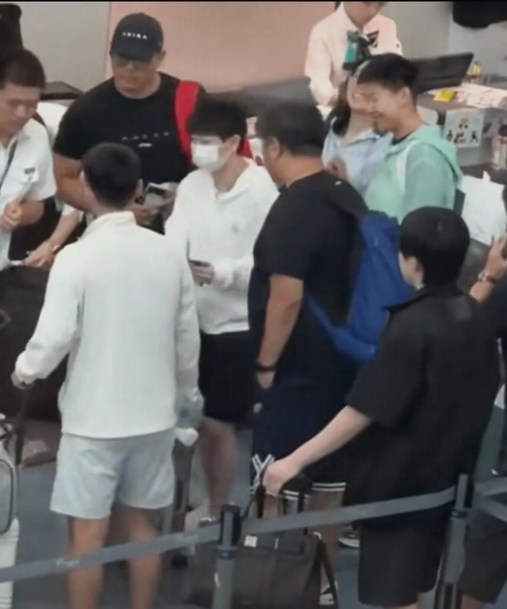被无数手机怼脸拍，
大头居然毫不在意，
办完手续就杵那里等，
还得拉着牛牛一块等