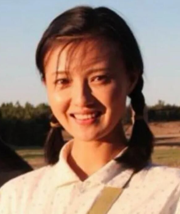 1976年，25岁女知青红梅抱着4岁的儿子回到北京。哪知，她的母亲竟跳着脚大骂：