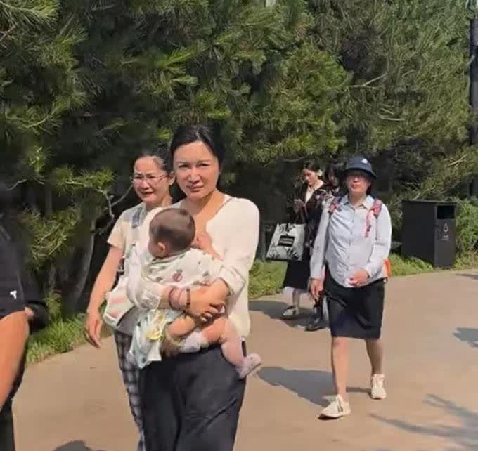 张纪中老婆不化妆
长这样。
和保姆的颜值分不出高低。

杜星霖为张纪中导