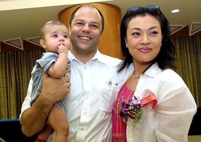 1999年，黄小茂对史可说，孩子没了，咱们还是离婚吧。史可含着泪水答应了，没想到