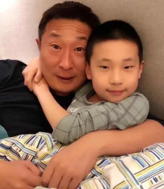 有一次，林永健跟妻子吵架，脱口而出：“你这副丑相，是我瞎了眼才娶你。”妻子周冬齐