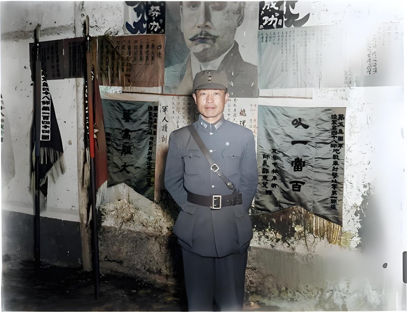 这张照片里，中国第五集团军总司令兼昆明防守司令杜聿明上将，正笔直地站着给美国摄影