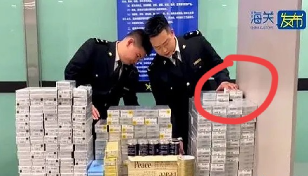 好家伙，这胆子也忒肥了！

在大连周水子国际机场，一位女旅客推着行李车，大摇大摆