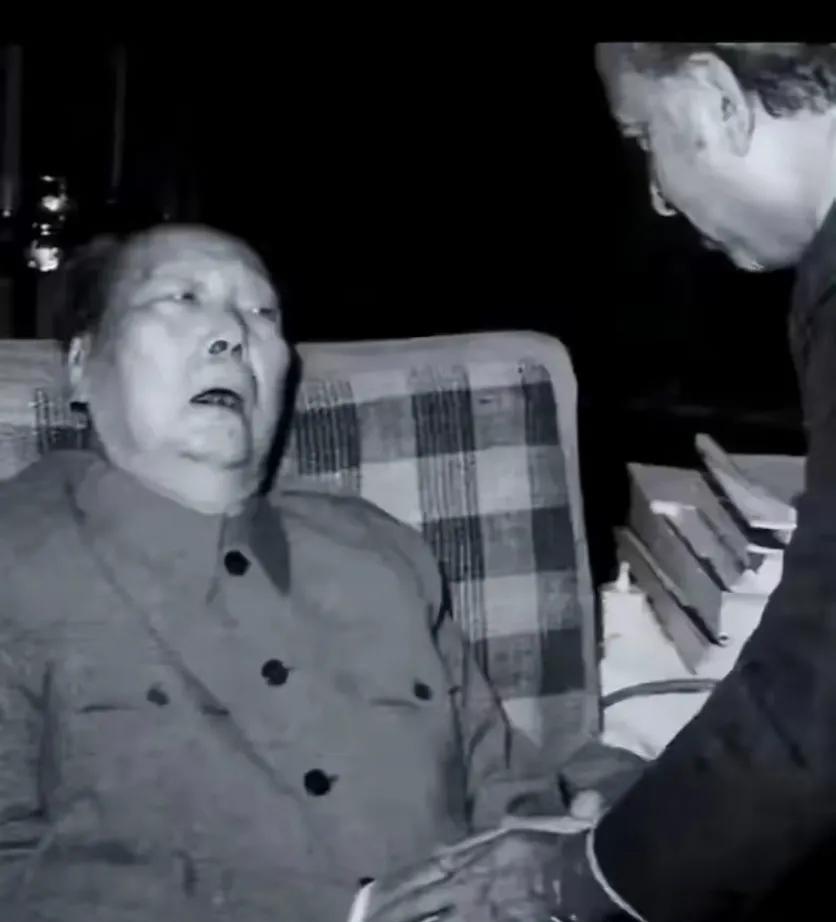 83岁的毛主席带病接见外宾，他实在站不起了，只能坐着！
1976年5月，毛主席接