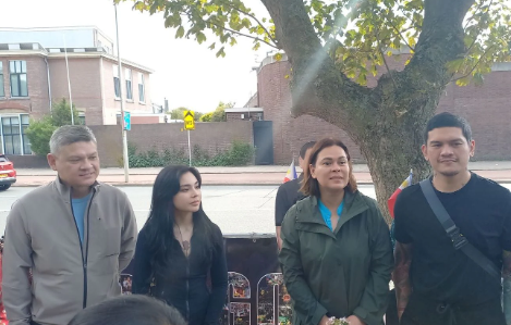 杜特尔特可能在嘱咐身后事了，他的四个子女一起出现了在海牙，包括孙子辈都被喊了去。