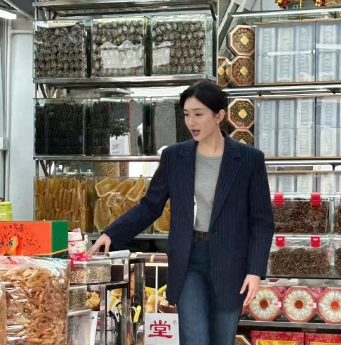 江疏影生图，脸是有点松垮，但是皮肤真的又白又好 ​​​