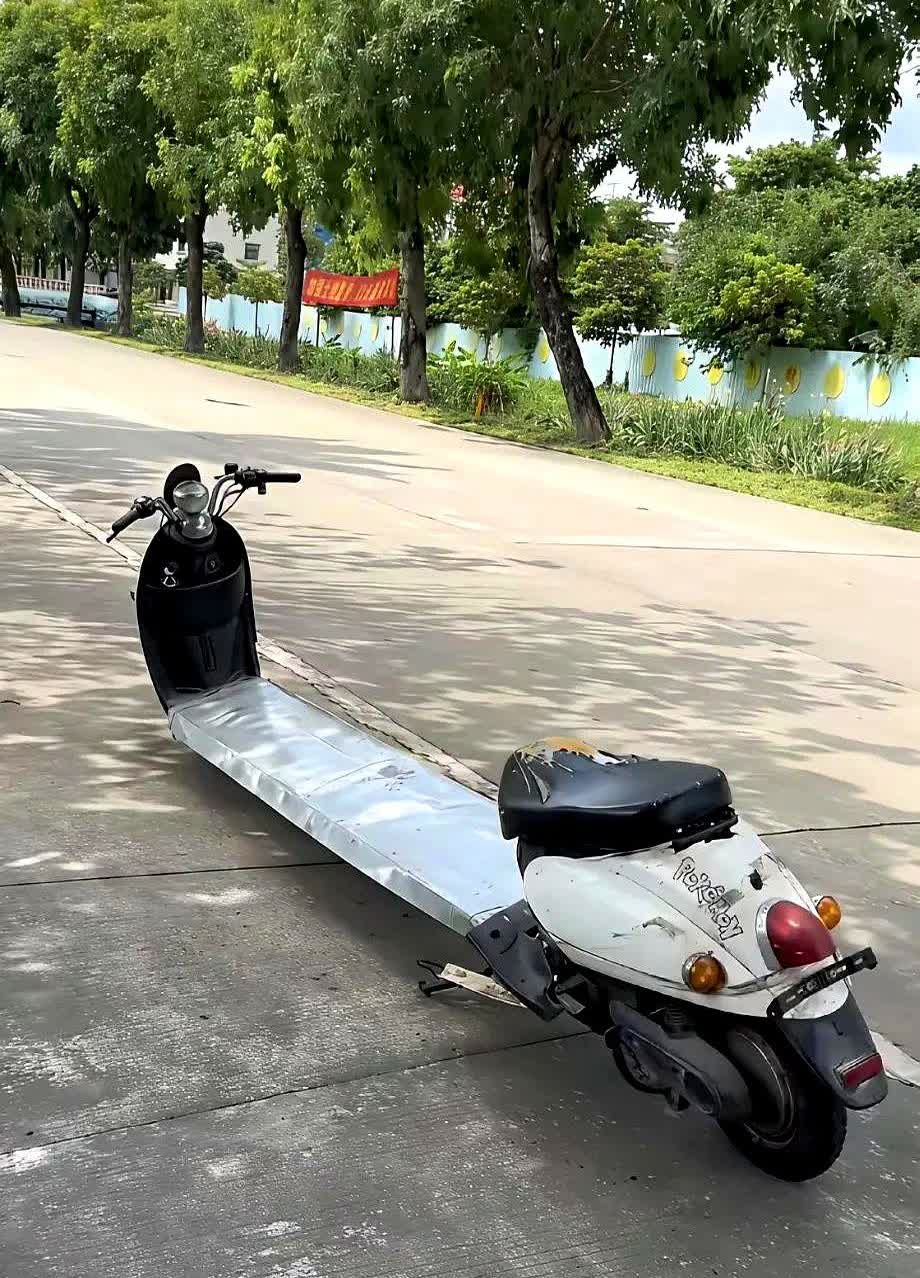 真是个人才呀！

小区里面的一男子把电动车竟然改成了加长版的，本来只能坐两个