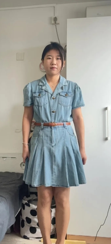 我家那位，总说我不会穿搭衣服，看起来土里土气的，我就在网上买了这么件牛仔裙，也花