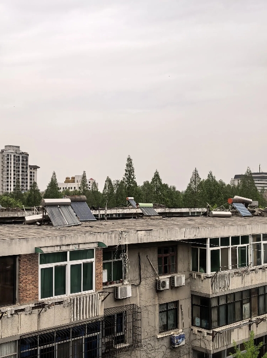 昨天下午，我突然发现，在西安，在西北大学的西大新村的一个楼顶上，有些太阳能热水器