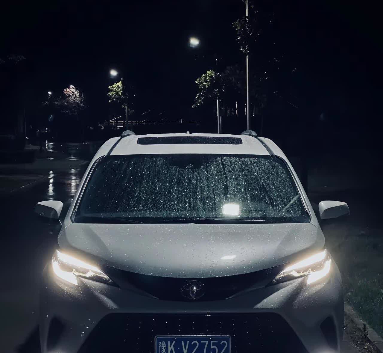 两吨多的面包车，堵车的时候油耗能干到3.6，我都怀疑是不是油表坏了，满箱油110