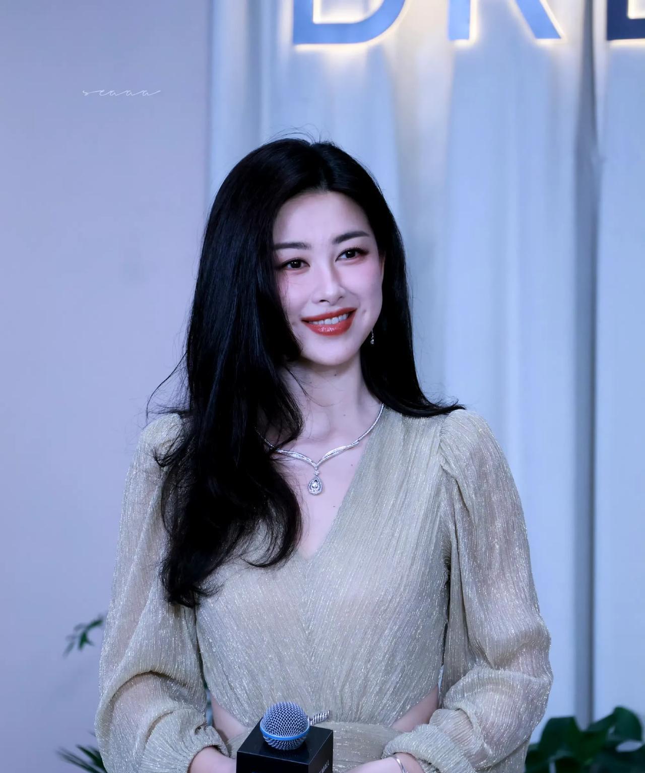 #朱珠全球最美面孔的含金量还在上升#
什么叫“美到让人失语”？朱珠告诉你！她的存