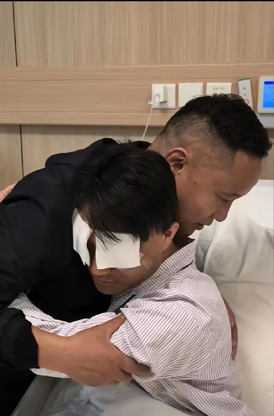 苏伢子眼睛手术成功，杜小华特意拿两万块钱去医院看望。杜小华寻子多年，生活也不宽裕