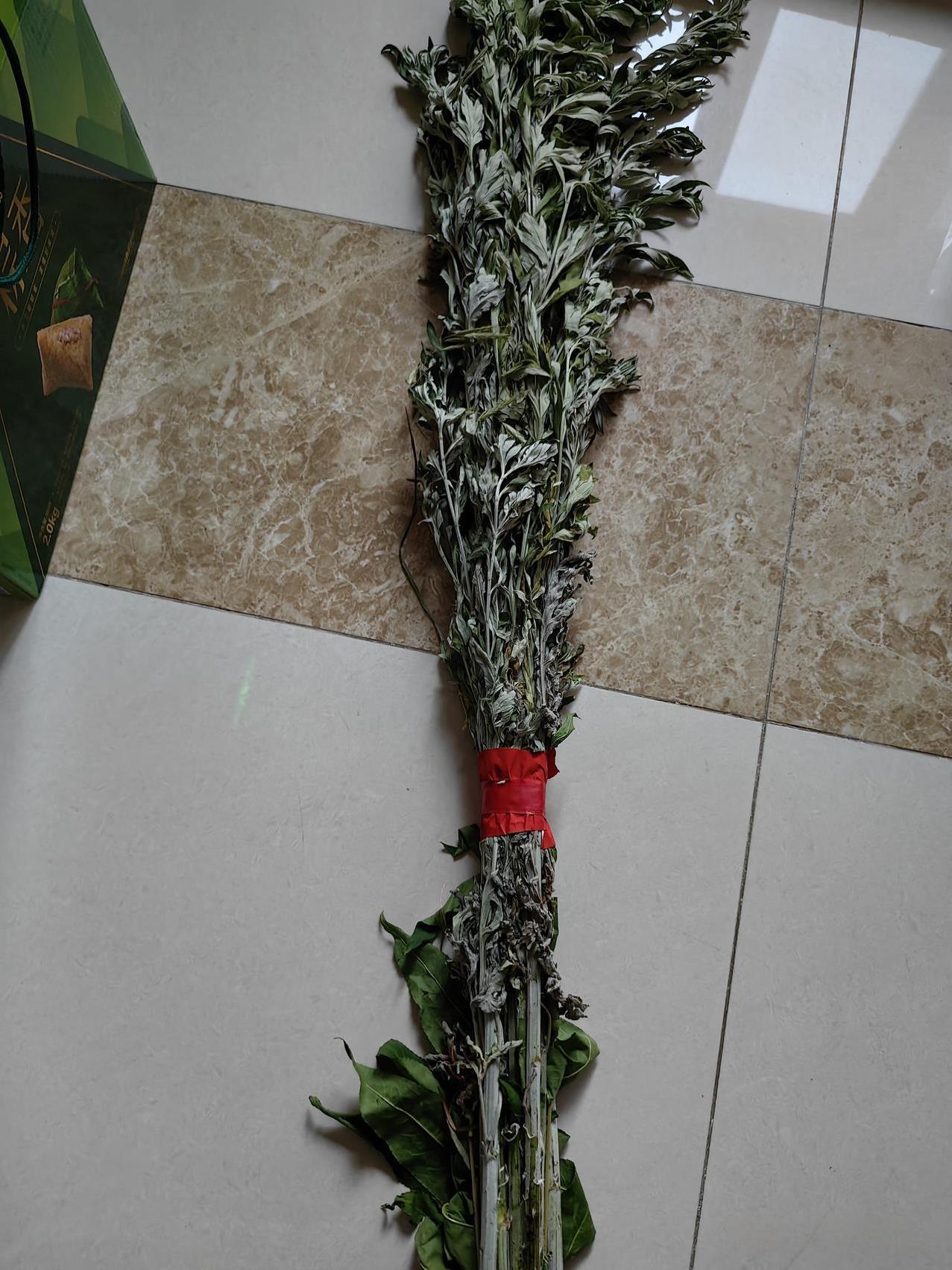 明天就是端午节了，家家户户门口都会挂上艾草，寓意大家都懂。
前几年，小区后面的山