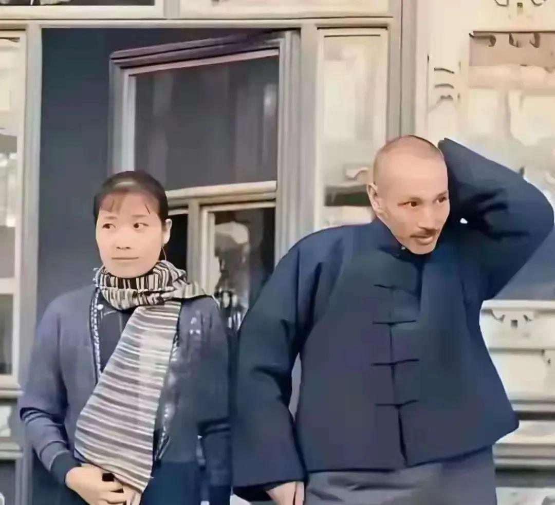 这才是他们的真实相貌，不是演员饰演的！猜猜照片里的人是谁？男生看起来很熟悉，有人