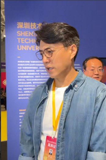 靳东之所以能成为叔圈天菜
最主要的一个原因
不是因为他长得多帅，也不是多有钱，而