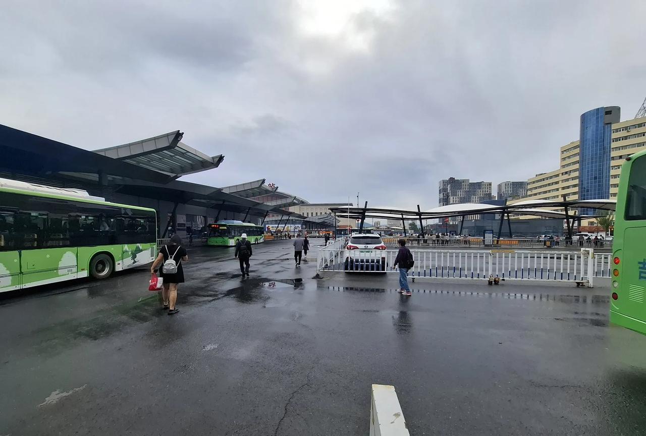 吉林省吉林市火车站西广场附近的公交车站做为吉林市的重要交通枢纽，分布着能到达市区