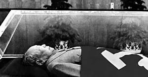 1976年，弥留之际的毛主席对着前来探视的叶剑英手背敲了敲，叶剑英当即哽咽着说“