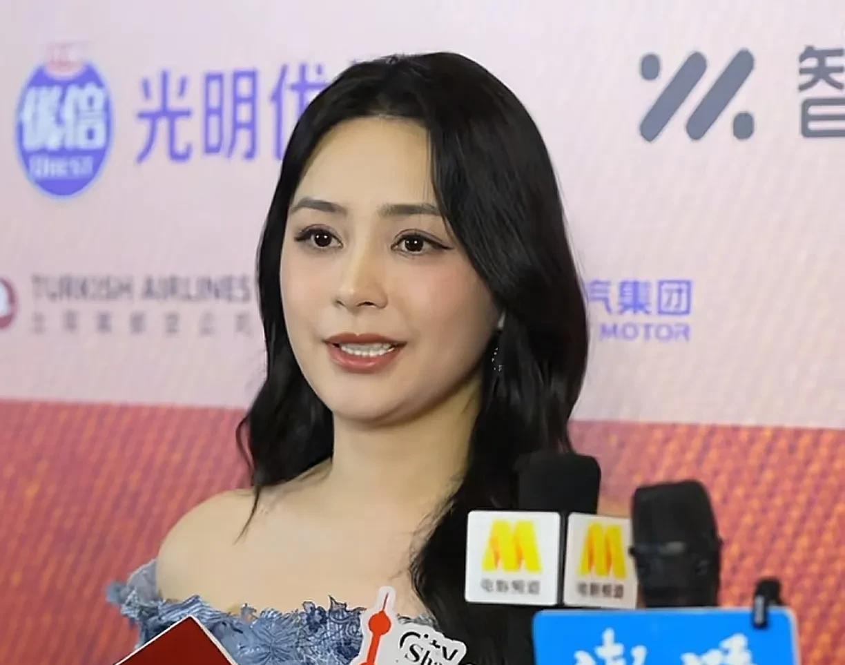 阿娇通过自己的努力扭转了风评，从备受争议的艳照门女主，到今天的靠作品说话，不靠人