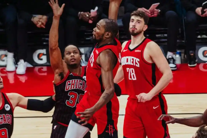 申京这货，本赛季到底咋了啊！优点发挥不出来，缺点一大堆，看的脑溢血！
以前灵动的