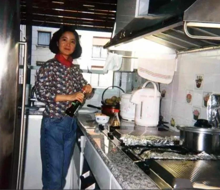 1991年时，在法国的临海别墅，38岁邓丽君正为23岁的男友保罗准备晚餐，比现在