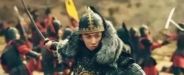 1578年，辽东总兵李成梁洗脚时露出3颗黑痣，跟小妾显摆自己是大将之才。小妾嘲笑