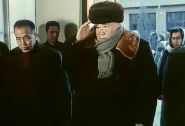 周总理追悼会上，朱德向老战友敬军礼的一幕，让人泪目！

周总理的追悼会上，发生了