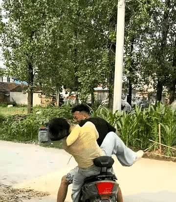 一个女人回娘家，住了两天，女人打电话让丈夫骑电动车来接她。

丈夫刚进院子，