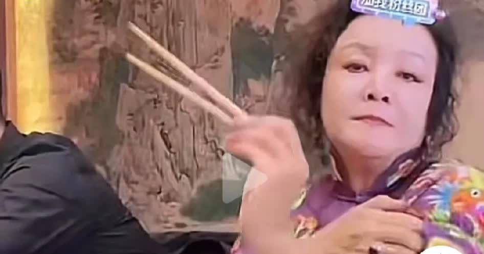 张兰太搞笑了，汪小菲半点辙都没有，气得只翻白眼，张兰继续逗他：我就要我儿子给我拈