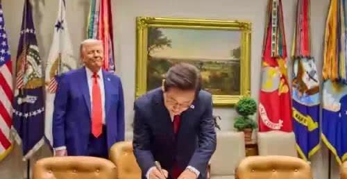 特朗普对李在明炫耀说，
“我可以申请，你可以和我一起去中国”“我们有着极其强大