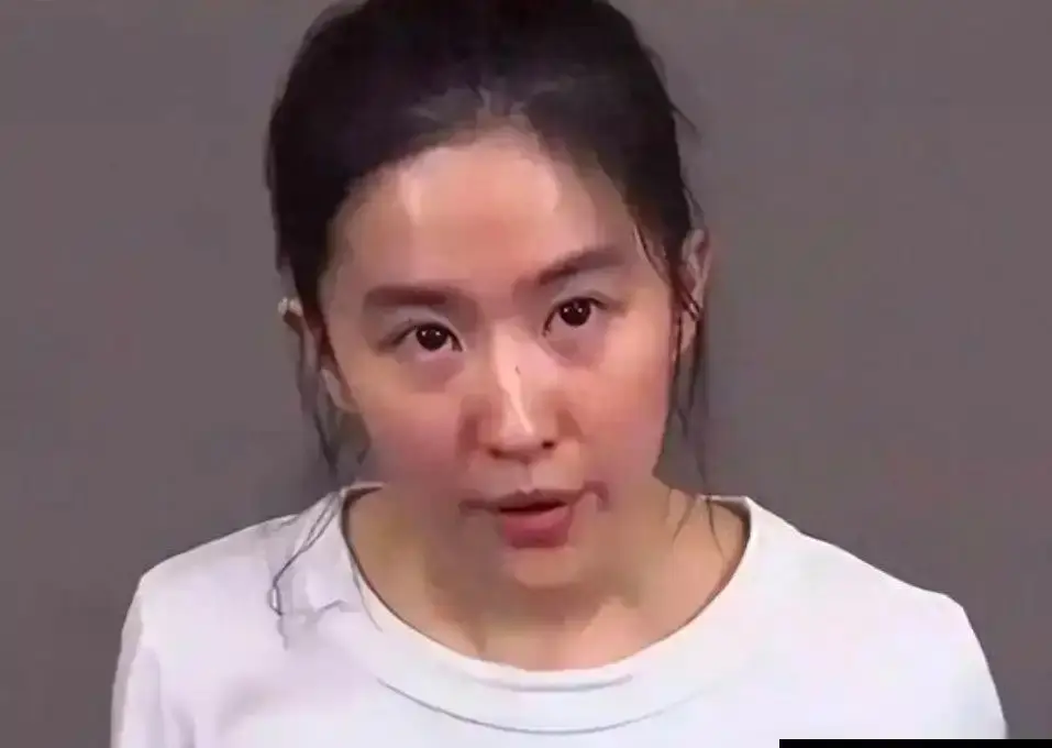 刘亦菲素颜露面，和普通路人没啥两样！