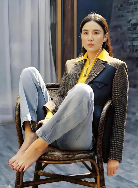 最近，一位女演员的颜值在网上引发了激烈讨论，网友们的看法大相径庭。一部分人觉得她