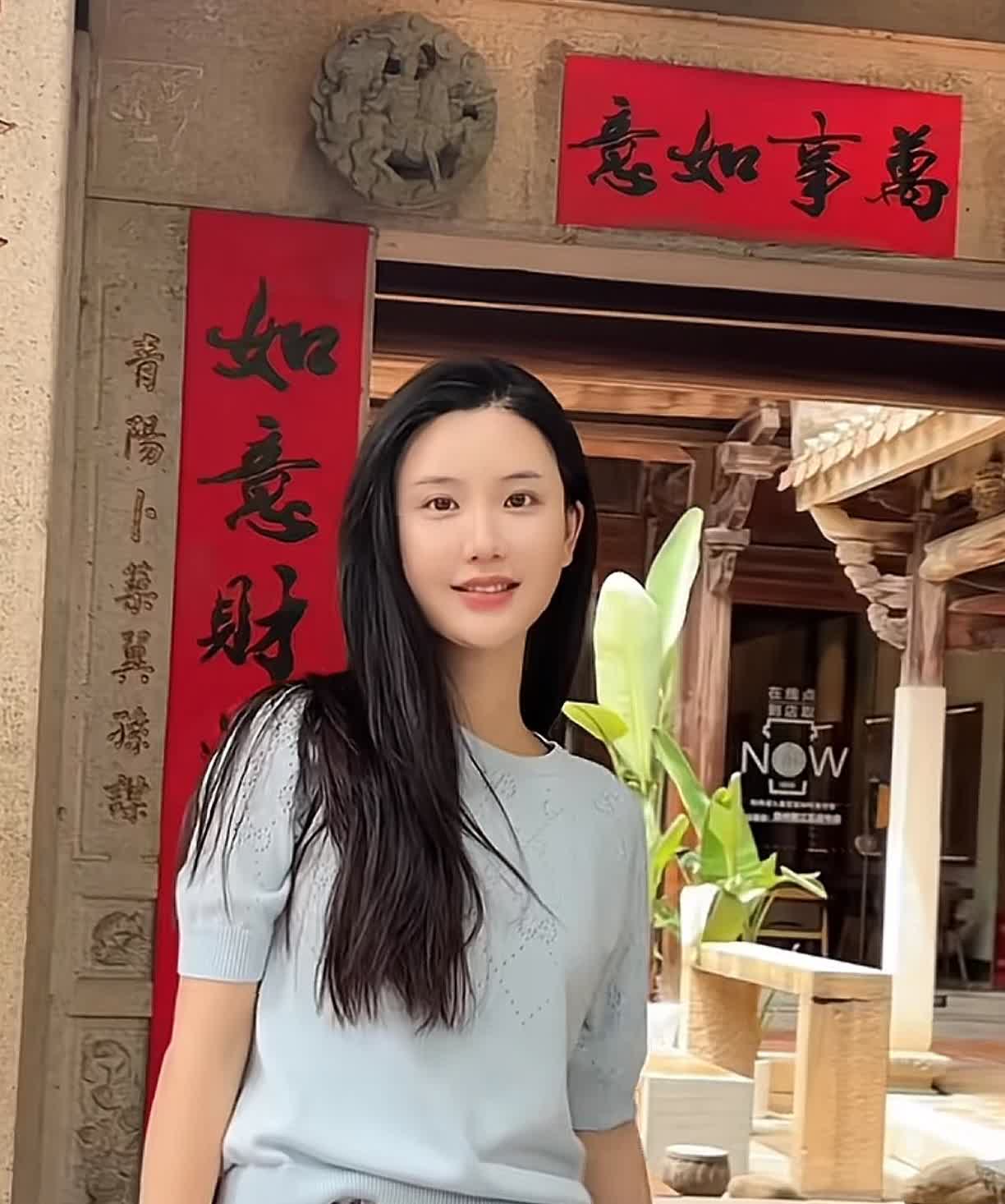 凭楚玲的外形条件，如果她不靠杨钰莹的流量，自己出道做明星能红吗？估计红很难，虽然