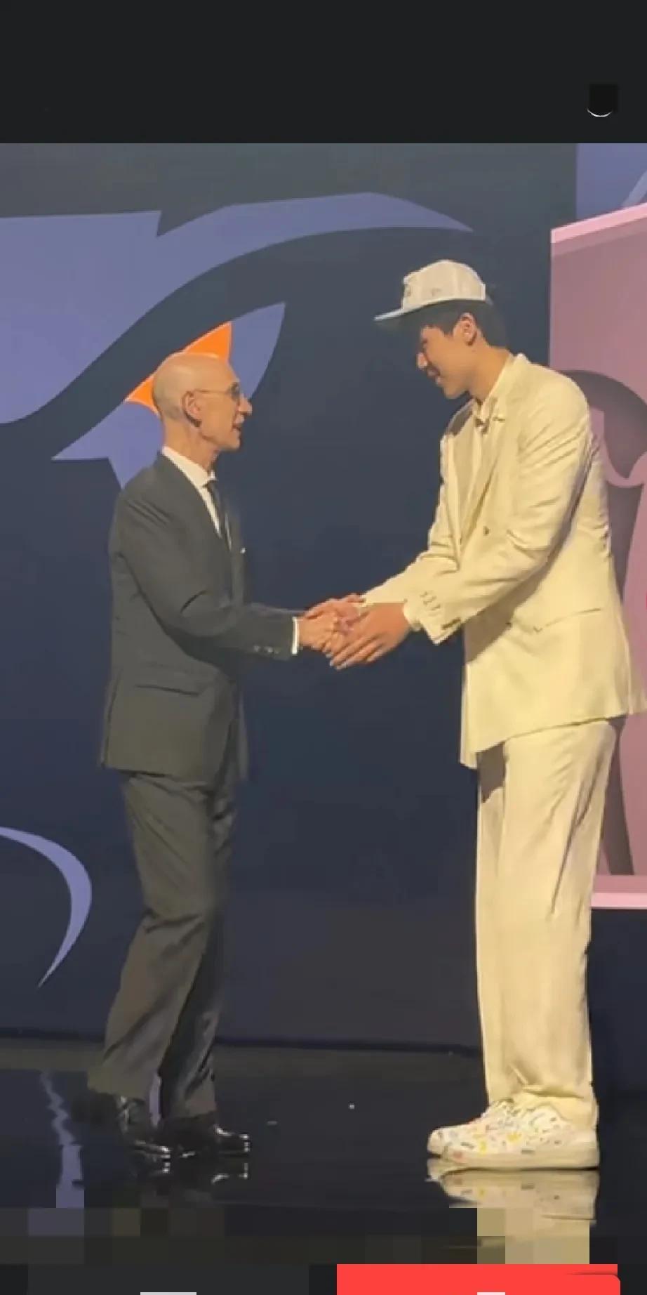 杨瀚森背后的巨人～刘维伟。杨瀚森登录NBA成功，与杨瀚森的身体条件，也与杨瀚森的