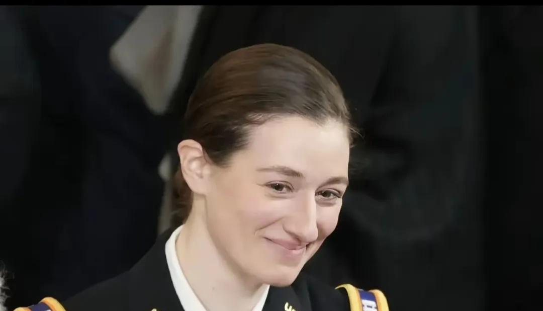 美国终究顶不住外界压力，被迫公布了“黑鹰”直升机女飞行员的信息。怪不得之前推三阻