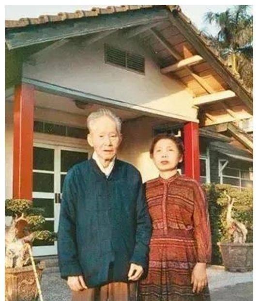 这是1988年，被软禁长达33年之久的抗日名将孙立人将军重获自由后，与夫人拍摄的