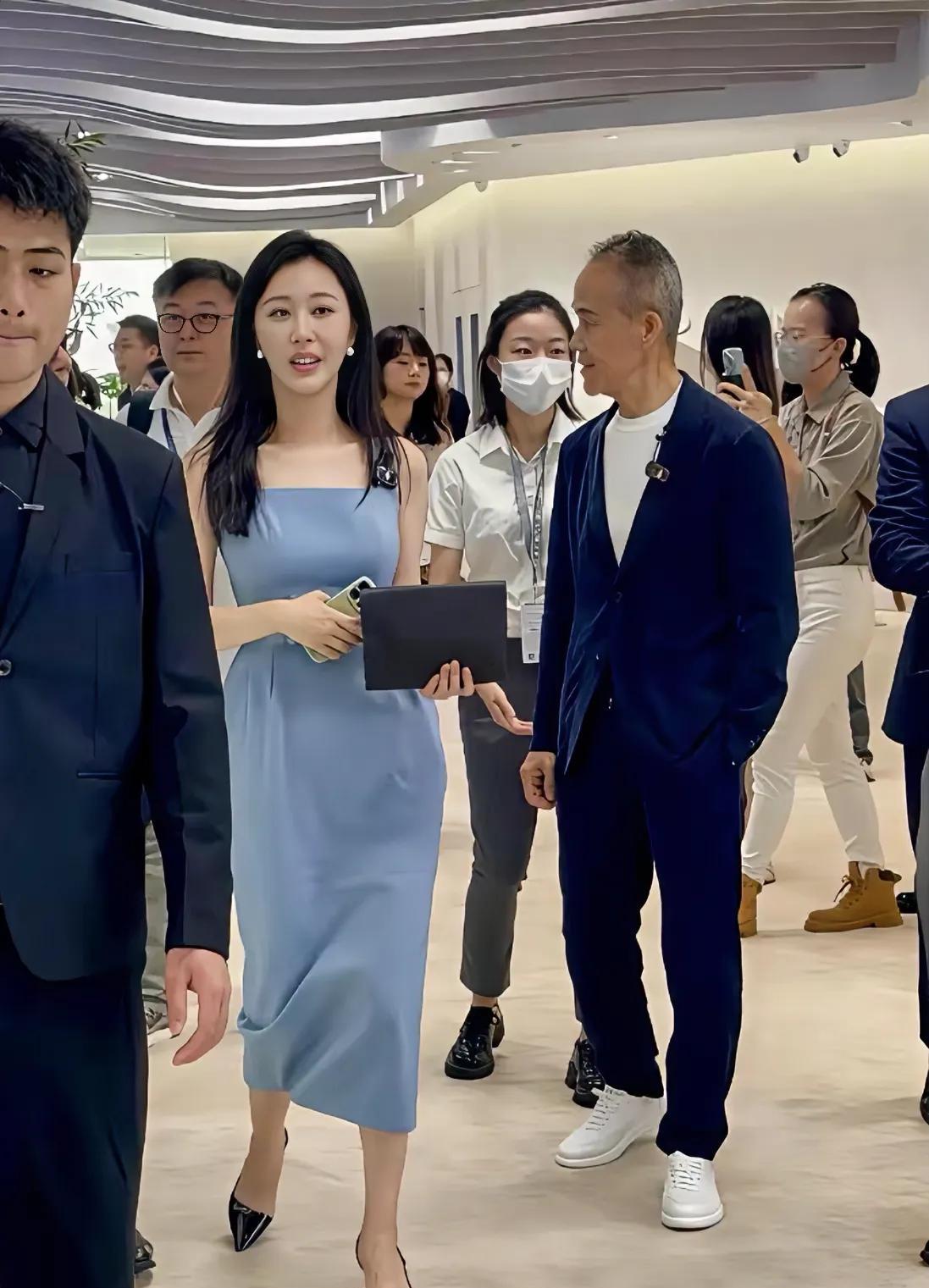 当年冯仑介绍他们两个认识的，
你说现在王石该不该好好感谢冯仑，
王石都说过， 人